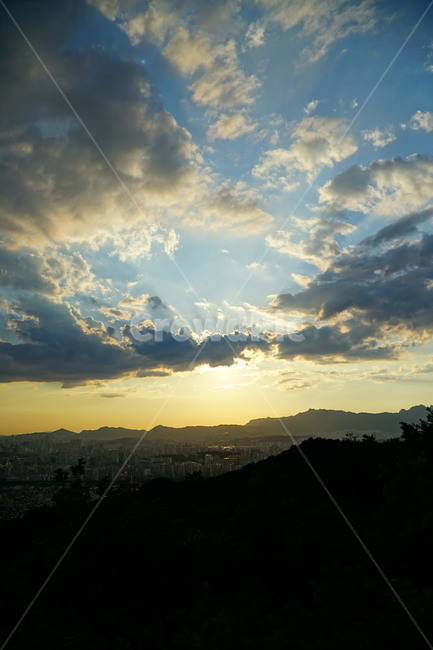 석양,노을,오후,태양,하늘,구름,햇빛,풍경,자연,기상,한국,서울,korea,seoul,산꼭대기,정상,산맥,산봉우리,도시,빌딩,건물,전경,전망,조망,경치,sky,cloud,nature,landscape,building,mountain,view,scenery,scene,sun,sunlight,sunset,glow,light,6월,june,evening,저녁,한국자연,명암,빛,일몰