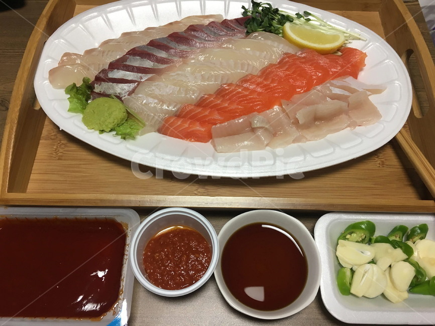 모듬회,초장,광어회,연어회,방어회,우럭회