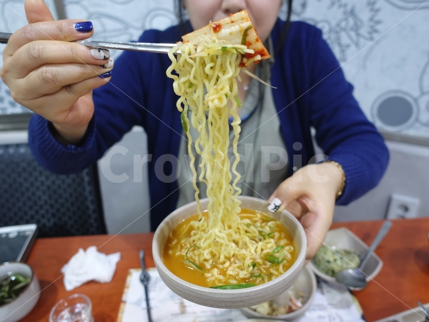 라면,해물라면,국물,손,먹방,면발,면요리,요리,안주,후식,국물요리,해장,여인,젓가락,먹부림,사람,인물,인간,human,person,음식,식재료,요리,food,cook,meal,dishes,food reserves,면류,면요리,noodles,한식,한국음식,한국요리,korean food,korean dishes,korean meal,korean cook