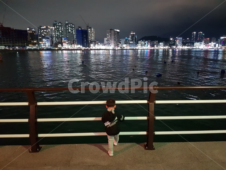 야경,부산야경,광안리야경,바다야경,밤바다,광안리,야경,밤,풍경,nightscape,night,landscape,도시,city,사람,인물,인간,human,person,어린이,어린아이,child,children,kid,banister,난간,handrail,railing