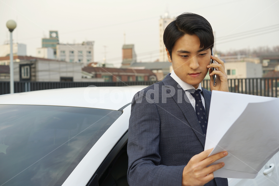 남성,남자,직장인,회사원,서류,자동차,차량,비즈니스,사업가,정장,양복,업무,회사,사람,인물,인간,human,person,남성,남자,man,male,산업,industry,industrial,비즈니스,사업,business,service,work