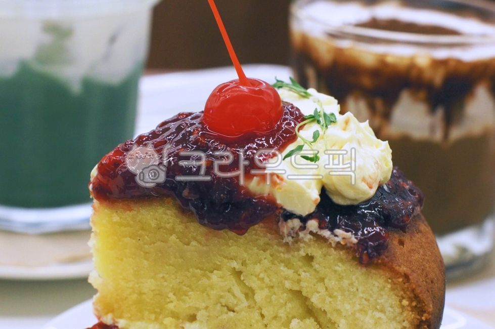 cakedeco,plating,cake design,sponge cake,cakedecorating,cake decoration,cooking,foodpresentation,cafemenu,cherry cake,victoriacake,piece of cake,decorating,piececake,spongecake,food,cafe,dessert,Cafe Menu,Plating,Victoria Cake,custurdcream,creamcake,Custa