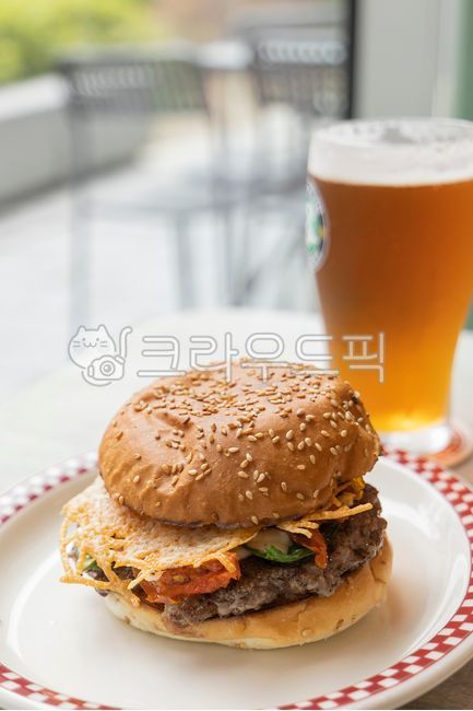 lunch,snack,gourmet,bright,cold,hamburger,cheese,Burger,burger,handmade,cooking,handmade burger,ham mac,day,beer,table,midday,bread,cool,restaurant,delicious,food,Lunch,meal,afternoon,fast,tasty,fastfood