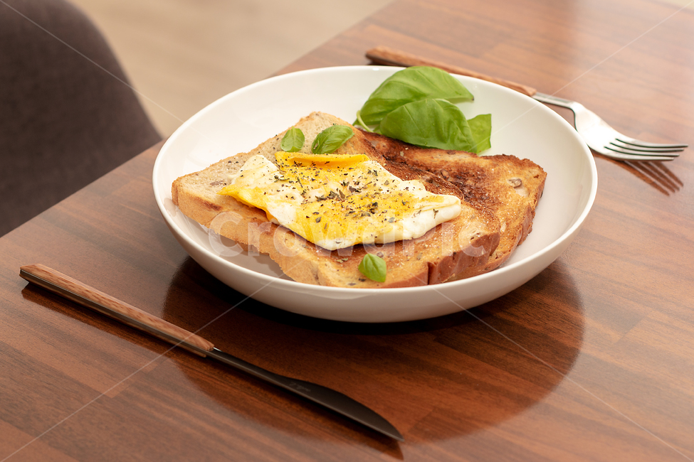 토스트,toast,계란,egg,계란후라이,friedegg,아침식사,breakfast,아침,morning,브런치,brunch,식탁,table,테이블,식기,tablewear,포크,나이프,fork,knife,음식,food,빵,bread,음식,식재료,요리,food,cook,meal,dishes,food reserves,아침식사,조식,브런치,breakfast,brunch