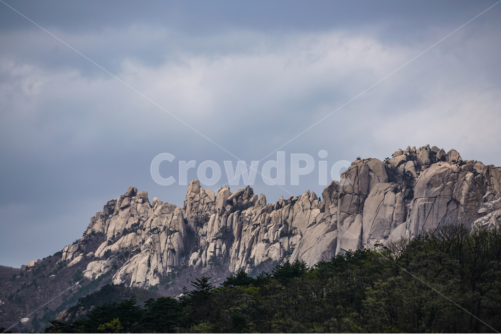 설악산,봄,울산바위,관광,강원도,seoraksanmountain,seoraksannationalpark,koreanmountain,spring,may,tour,ulsanbawirock,자연,풍경,nature,landscape,한국자연풍경,한국자연경관,korea nature landscape,cliff,낭떠러지,outdoors,옥외