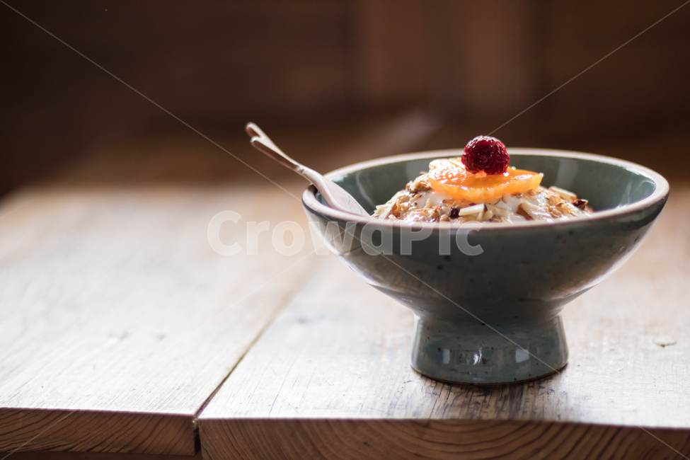 과일,요거트,청자,나무숟가락,라즈베리,나무테이블,woodtable,건강,아침식사,씨리얼,음식,식재료,요리,food,cook,meal,dishes,food reserves