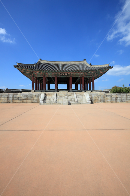 수원화성,수원성,동장대,연무대,수원,화성,문화재,사적,풍경,성,누각,망루,정자,건물,건축,건축물,전통건축,전통건축물,유적,유적지,성곽,명소,하늘,구름,마당,계단,바닥,공간,배경,백그라운드,고건축,조선,조선시대,관광지,문화,역사,수원시,경기도,한국,한국전통,한국문화,korean traditional,korean culture,랜드마크,landmark,tourist attraction,한국랜드마크,한국관광지,한국명소,korea landmark,korea tourist attraction,건축물,건물외관,exterior,building,structure,architecture,construction