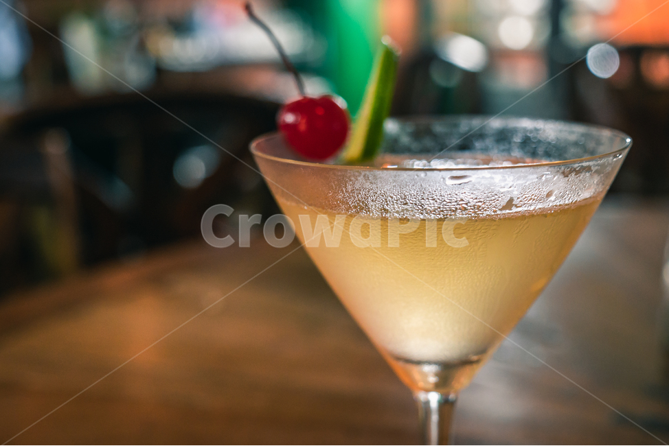 마티니,알콜,술,칵테일,바,체리,나무테이블,글라스,칵테일컵,컵,음료,시원한,보드카,술,주류,alcohol