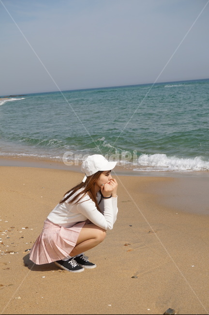 여자,긴머리,바다,분홍스커트,하얀모자,혼자놀기,해변,바다,beach,sea,사람,인물,인간,human,person,여성,여자,woman,female,lady,여행,휴가,traveling,vacation,trip