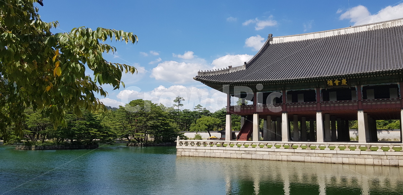 경복궁,한국전통,구름,하늘,봄,건축,건물외관,한국전통,한국문화,korean traditional,korean culture,랜드마크,landmark,tourist attraction,한국랜드마크,한국관광지,한국명소,korea landmark,korea tourist attraction