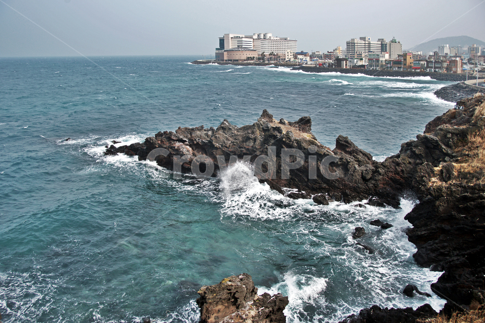 해변,탑동해변,제주도,기암괴석,퇴적암,파도,바다,자연,등대,방파제,건물,자연,풍경,nature,landscape,한국자연풍경,한국자연경관,korea nature landscape,제주도,jeju,jeju island