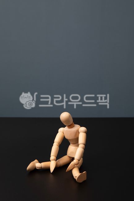 Black background,ball jointed doll,Nukki,doll,idea,mannequin,concept,black,tree,puppet,wooden doll,failure,wood,sit down,sit,object