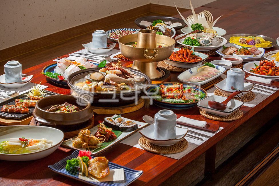 Hospitality food,Boiled Chicken,octopus,Rattan,Grilled freshwater eel,rib,episode,Korean traditional table setting,Hanjeongsik,Royal cuisine,triad,bamboo stand,Wando abalone,raw beef,Haesintang,plate holder,sushi,live abalone,Korean restaurant,jujube,beef