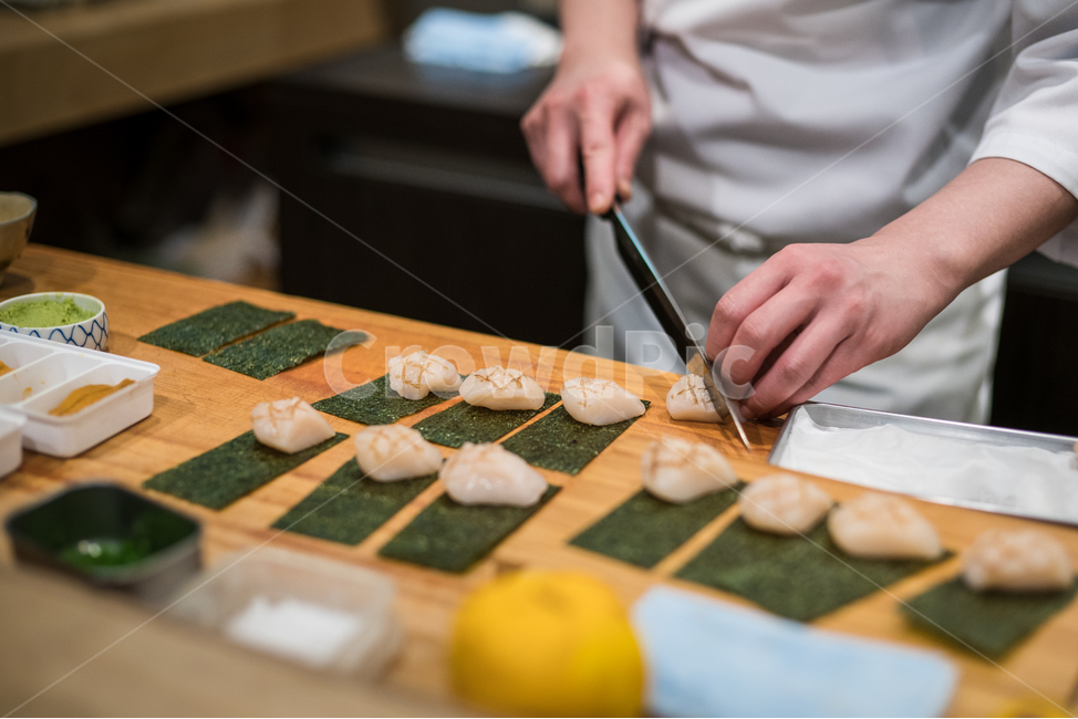 스시,초밥,일식,신선,회,해산물,일본음식,요식업,요리사,주방,날것,sushi,일식당,칼질,사람,인물,인간,human,person,신체일부,몸,body,음식,식재료,요리,food,cook,meal,dishes,food reserves,일식,일본음식,일본요리,Japanese food,Japanese dishes,Japanese meal,Japanese cook