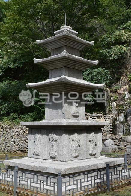 Suncheon,,offering table,Treasure No 945,threestory stone pagoda,three,Part 8 Serious injury,Geumdunsa Temple Site,Jeonnam,treasure,Suncheon Geumdunsa Temple Site Threestory Stone Pagoda,tower,stone,pagoda,Treasure 945,945,No 945,story
