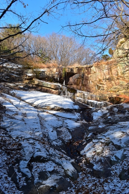 관악산,풍경,겨울,자연,눈,스포츠,등산,산행,nature,snow,겨울풍경,느낌,아름다운,신비로운,경이로운,기암,바위,암봉,암릉,다큐,필,힐링,명산,landscape,winter,season,트레킹,100대명산,인기명산,조망,전망,정부청사,6봉,수목원능선,바윗길,암릉길,명품송,소나무,문헌폭포,설경,겨울,계절,winter,season,자연,풍경,nature,landscape,한국자연풍경,한국자연경관,korea nature landscape,outdoors,옥외,mountain,산