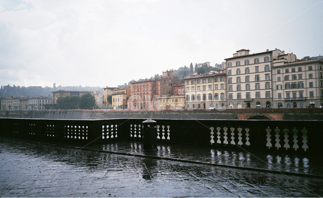 이탈리아,비오는거리,비,거리,흐린날,피렌체,감성,italy,florence,firenze,street,film,필름카메라,필름사진,도시,풍경,city,landscape,해외,외국,세계,foreign,oversea,world,세계도시풍경,해외도시풍경,외국도시풍경,world cityscape,water,물,waterfront,워터 프론트,port,포트,pier,교각