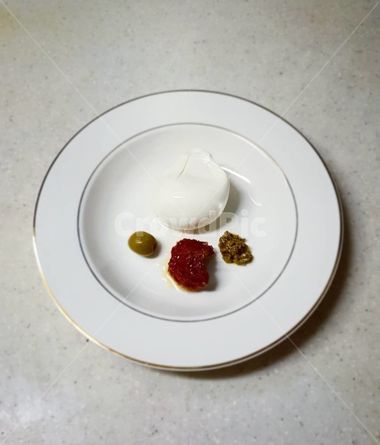 치즈,부라타치즈,양식,토마토,올리브,그린올리브,썬드라이토마토,선드라이토마토,바질,바질페스토,페스토,모짜렐라치즈,김사랑치즈,플레이팅,접시,그릇,요리,서양식,cheese,음식,식재료,요리,food,cook,meal,dishes,food reserves,아침식사,조식,브런치,breakfast,brunch