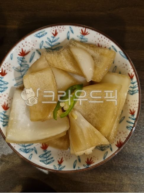 양파,양파절임,그릇,접시,사이드메뉴,food,음식,plate,onion,pickledonions