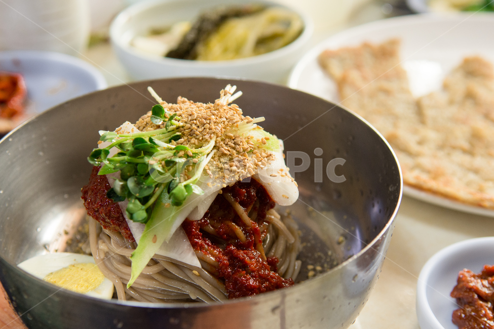 막국수,면,면요리,냉면,한그릇,초록,빨간,깨,음식,한식,음식,식재료,요리,food,cook,meal,dishes,food reserves,한식,한국음식,한국요리,korean food,korean dishes,korean meal,korean cook