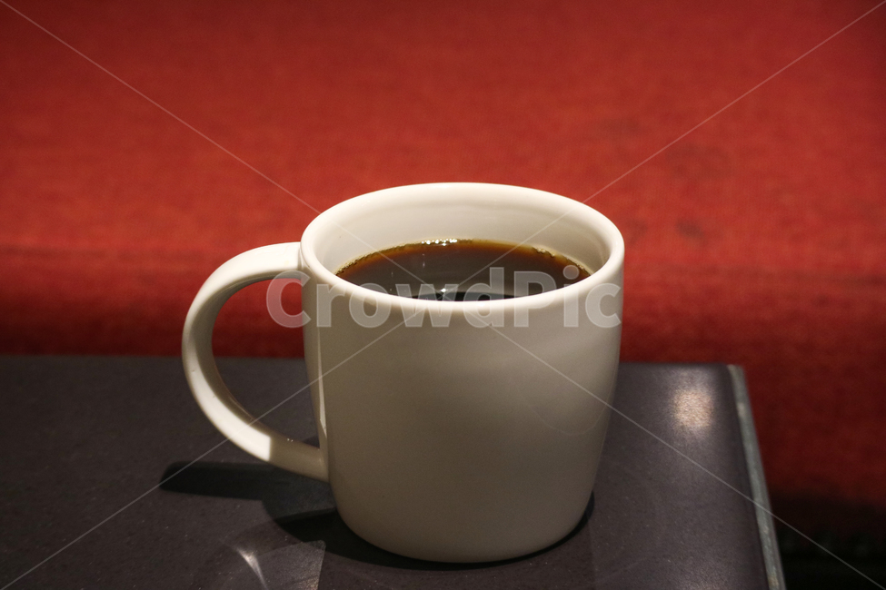 커피,아메리카노,한잔,카페,블랙커피,찻잔,커피잔,테이블,탁자,의자,소파,티타임,음료,음식,머그컵,커피숍,커피,카페,coffee,cafe