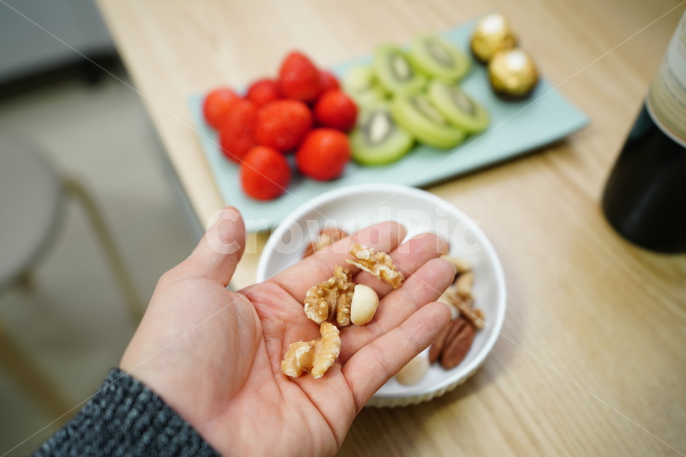 안주,간식,견과류,먹거리,음식,푸드,열매,손,주전부리,씨앗,food,심심풀이,영양식,건강식,사람,인물,인간,human,person,신체일부,몸,body,음식,식재료,요리,food,cook,meal,dishes,food reserves,콩류,견과류,beans,pulse,nuts,dry fruits