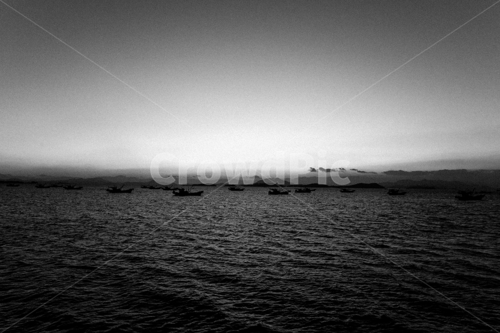 바다,풍경,흑백,배,하늘,멸치잡이배,낚시,sea,자연,landscape,nature,blackandwhite,boat,sky,fishing,자연,풍경,nature,landscape,흑백,모노톤,monochrome,black and white,outdoors,옥외