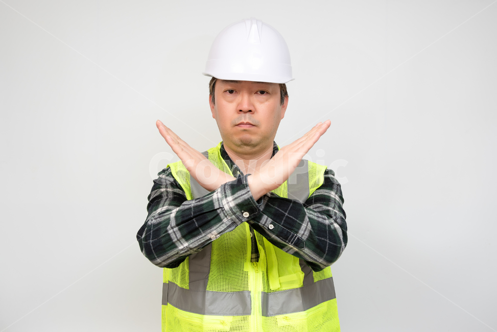 근로자,노동자,노가다,안전모자,안전모,모자,작업복,근무복,안전,산업,1명,남자,남성,한국인,일본인,중국인,아시아인,중장년,40대,50대,건설,건축,인부,일용직,비즈니스,카피스페이스,여백,누끼,흰색배경,하얀배경,실내,정면,상반신,노동,일,아빠,중년,노동환경,개념,컨셉,매니저,관리자,손짓,손동작,반대,금지,거부,x,사람,인물,인간,human,person,남성,남자,man,male,산업,industry,industrial