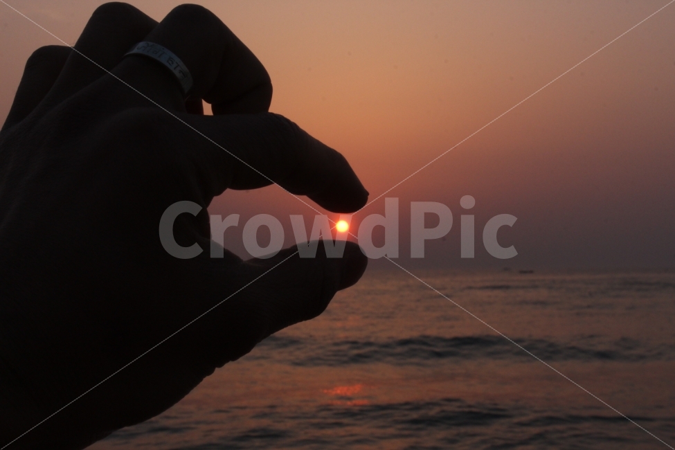 일출,손가락,해,연출사진,바다,동해,정동진,연출,자연,풍경,nature,landscape,사람,인물,인간,human,person,신체일부,몸,body,손,제스처,표시,손짓,표현,gesture,hand,sign,expression,실루엣,그림자,silhouette,shadow,연출,컨셉,콘셉,direction,concept,flare,플레어,light,빛