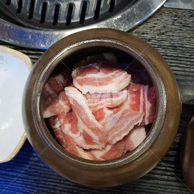 삼겹살,생삼겹살,돼지고기,생삼겹,항아리,단지,돼지고기생삼겹,음식,음식재료