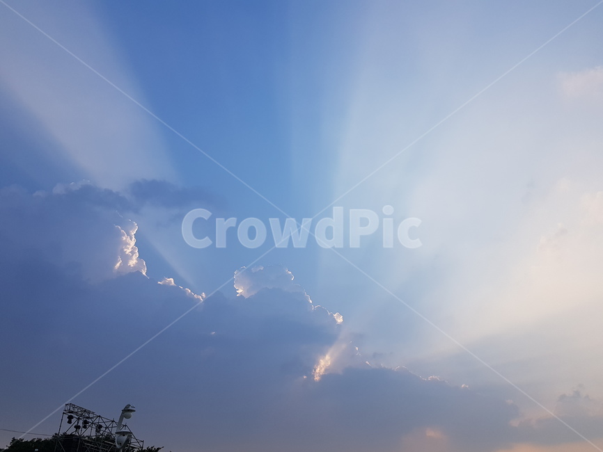 빛내림,맑은,하늘,구름,하늘색,빛나다,빛오름,sunbeam,cloud,clear,suuny,light,skyblue,sparkle,twinkle,gleam