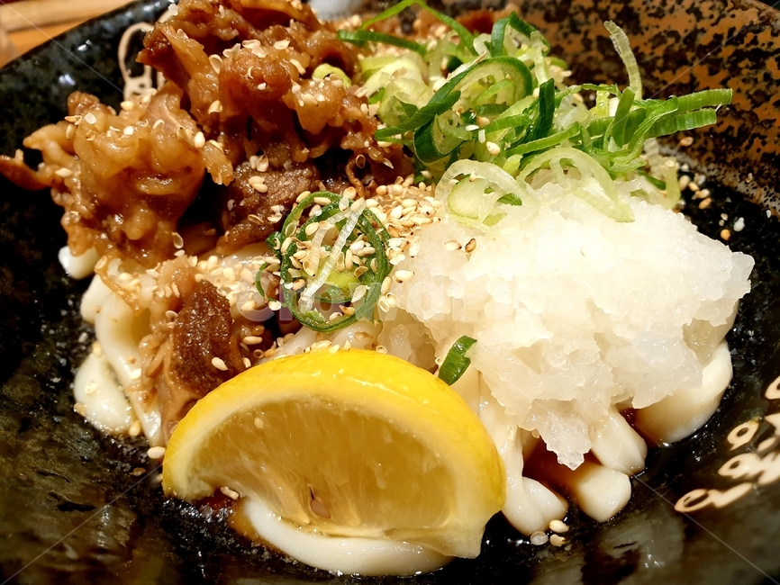 우동,일식,일본음식,면요리,noodle,food,meal,식사,저녁,dinner,레몬,소고기,meat,lemon,사발,bowl