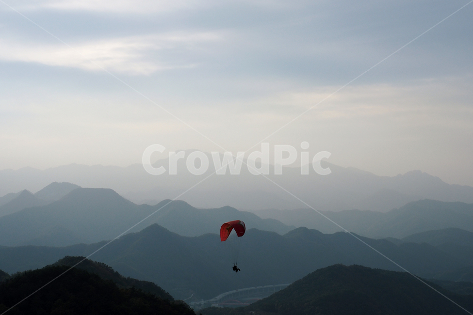패러글라이딩,용기,점프,자유,여유,하늘,구름,산,풍경,시선,원근감,paragliding,courage,jump,freedom,sky,cloud,landscape,perspective,scenery,scene,view,스포츠,레저,운동,sports,leisure,exercise
