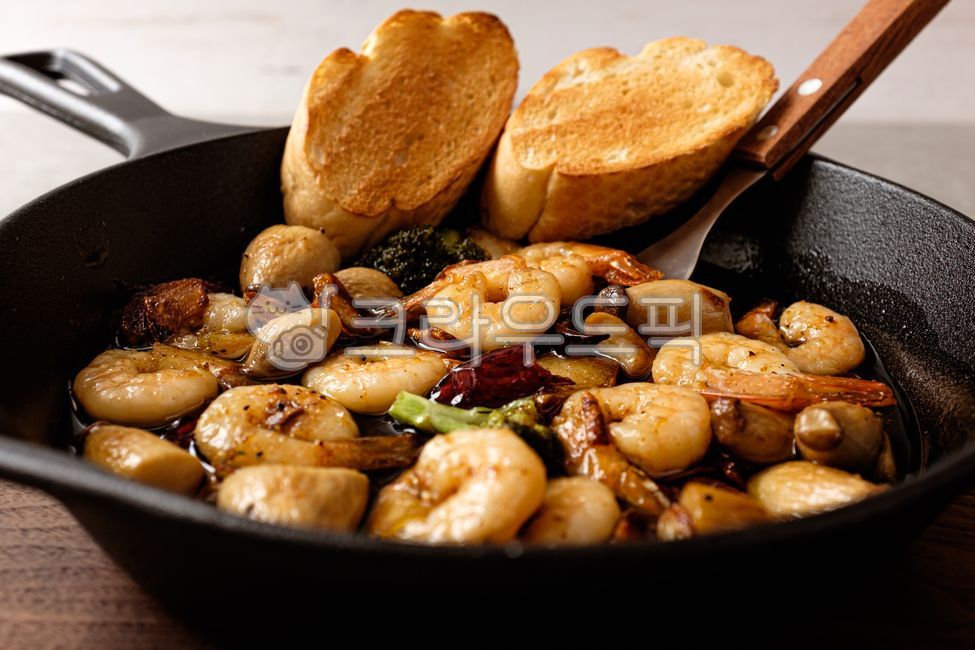 감바스알아히오,감바스,올리브오일,마늘,새우,페페론치노,올리브유,해산물,스페인음식,스페인문화,음식,식사,식품,식료품,재료,식재료,음식재료,클로즈업,담백한,고소한