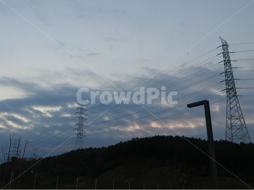 송전탑,전선,하늘,구름,산,나무,산업,industry,industrial,에너지산업,energy industry,power lines,전력선,cable,케이블,electric transmission tower