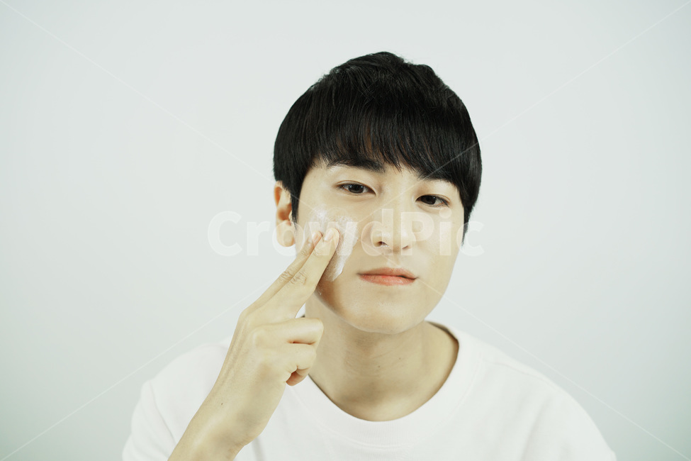 남자,뷰티,스킨케어,피부관리,화장품,로션,beauty,skincare,cosmetic,남성,lotion,그루밍족,사람,인물,인간,human,person,얼굴표정,facial expression,face,남성,남자,man,male,감정표현,기분,feeling,emotion,뷰티,미용,beauty treatment