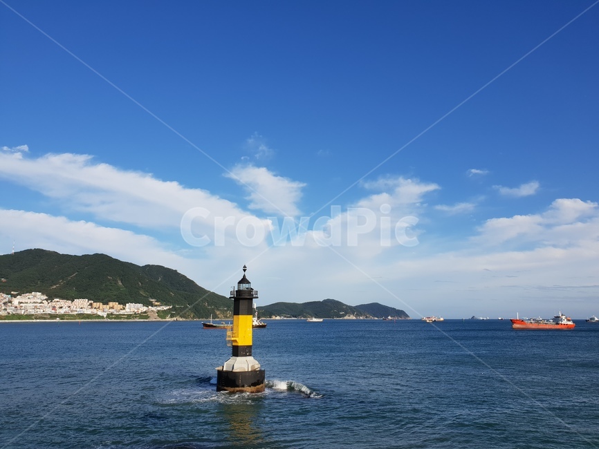 등대,바다,구름,하늘,산,배,선박,아파트,노란색,파란색,lighthouse,mountain,sea,ocean,beach,cloud,sky,vessles,ship