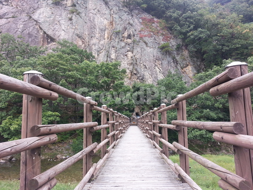 다리,산,bridge,boardwalk,산책로,자연,풍경,nature,landscape,building,건물,handrail,난간,banister