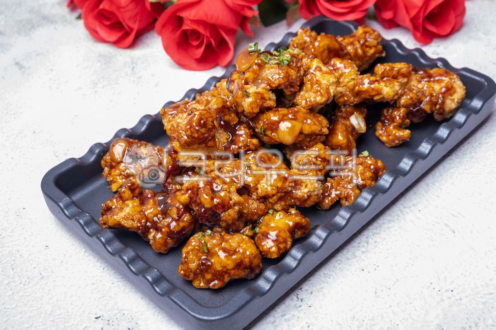 양념,배달음식,닭고기,고기요리,고기음식,요리,그릇,음식,접시,닭튀김,튀김,순살치킨,양념치킨,간장치킨,치킨