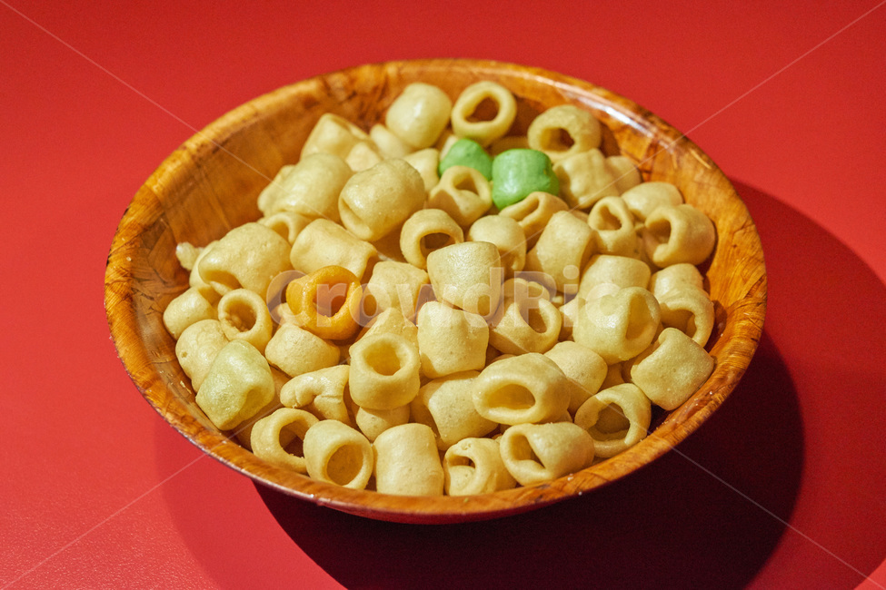 빨강,레드,과자,술안주,마카로니,스낵,맥주안주,마른안주,그릇,나무그릇,나무재질