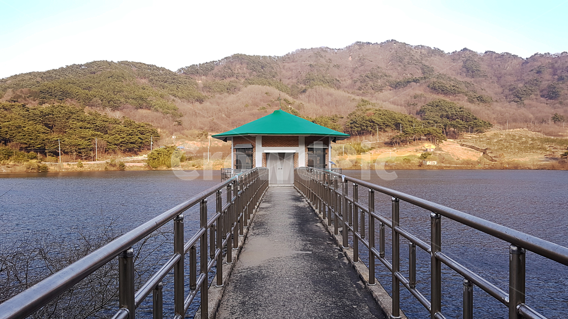 저수지,낚시,농촌,시골,호수,관리사무소,관리실,건축물,건물외관,exterior,building,structure,architecture,construction