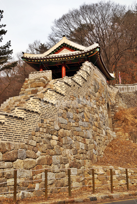 남한산성,동문,성곽,전각,성벽,유적,방어시설,조선시대,한국전통,한국문화,korean traditional,korean culture,랜드마크,landmark,tourist attraction,한국랜드마크,한국관광지,한국명소,korea landmark,korea tourist attraction,건축물,건물외관,exterior,building,structure,architecture,construction