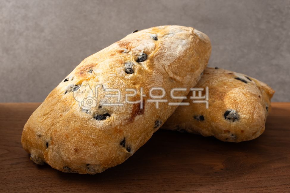 올리브치아바타,치아바타,빵,발효빵,올리브,올리브슬라이스,발효,식사빵,이탈리아음식,이탈리아문화,음식,식사,식품,식료품,재료,식재료,음식재료,클로즈업,쫀득한,고소한
