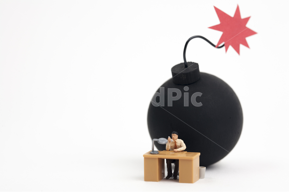 비즈니스,주52시간,퇴근,칼퇴근,직장,회사,책상,데스크,의자,회전의자,쓰레기통,흰색,화이트,사무직,업무,사무,비즈니스맨,누끼,백그라운드,배경,오피스,아이디어,컨셉,직장인,미니어처,야근,회사원,철야,시한폭탄,불꽃,빨간색,레드,데드라인,터지다,남자,과로,폭탄,워라밸,마감,블랙,검정색,오브젝트,비즈니스,사업,business,service,work,연출,컨셉,콘셉,direction,concept