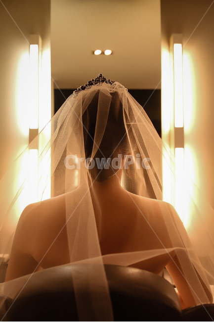 결혼,신부,드레스,면사포,뒷모습,거울,베일,어깨,떨림,준비,화장,화장대,시작,설레임,메이크업,미용실,조명,티아라,레이스,오프숄더,사람,인물,인간,human,person,여성,여자,woman,female,lady,결혼,혼례,웨딩,wedding,marriage,marry,기념일,축하,anniversary,congratulation,celebrate,celebration
