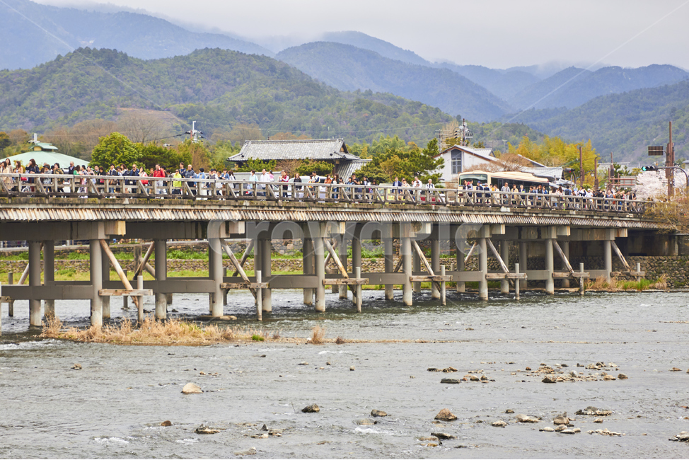 일본,교토,아라시야마,강,다리,도시,풍경,city,landscape,해외,외국,세계,foreign,oversea,world,세계도시풍경,해외도시풍경,외국도시풍경,world cityscape,사람들,대중,군중,other people,crowd,water,물,waterfront,워터 프론트,pier,교각,port,포트