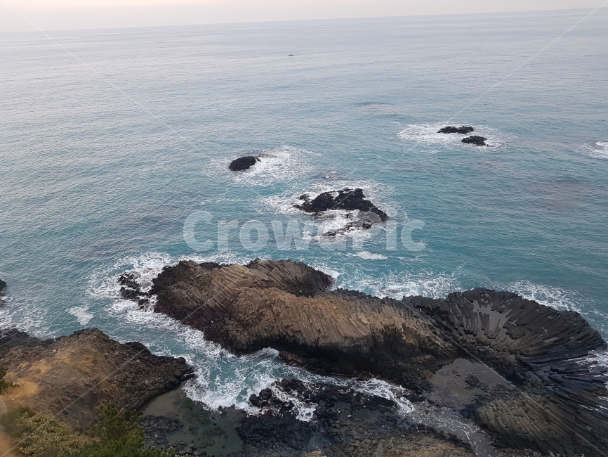 여행,자연,경주,주상절리,바다,해변,하늘,배경,바탕,물,파도,경치,풍경,돌,물결,휴일,휴식,휴가,관광,관광명소,한국,Travel,Trip,nature,natural,Korea,Korean,sea,beach,Ocean,sky,Background,water,wave,landscape,tree,stone,holiday,rest,vacation,tourist,tourism,자연,풍경,nature,landscape,한국자연풍경,한국자연경관,korea nature landscape,promontory,곶,outdoors,옥외,ocean,대양