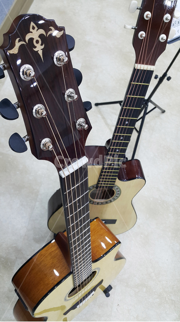 기타,통기타,연주,guitar,musicalinstrument,악기,leisureactivities,레저활동,조율,선,활동,악기,음향기기,musical instrument,musical equipment