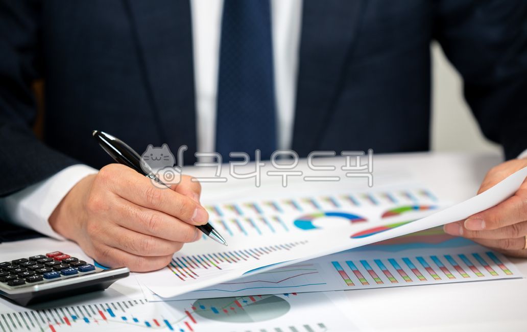 주식,시장,거래,투자,금융,비즈니스,분석,전략,컨설팅,자문,컨설턴트,상담,전문가,경영,기업,세금,세무,회계,세무사,재무,보고서,법률,데이터,수익,손실,차트,그래프,통계,검토,경영자,비즈니스맨,분석가,예측,사무실,책상,정장,펜,계산기,회계사