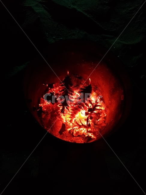 숯,솔방울,불,불꽃,밤,불빛,어둠